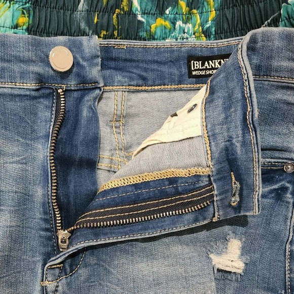 Blank NYC Wedgie distressed cut off stretch denim shorts. EUC - Picture 6 of 6